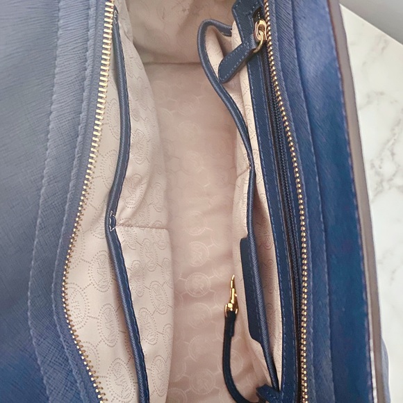 Michael Kors purse - Picture 6 of 10